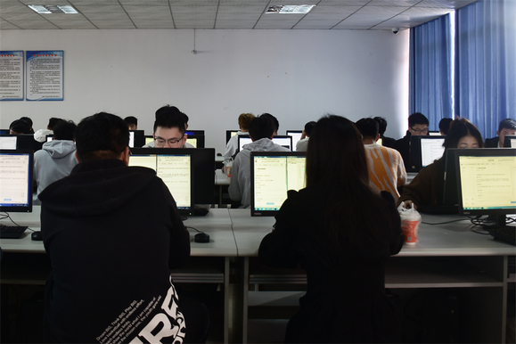 數學與計算機科學學院(軟件服務外包學院)舉辦2023年“奮進杯”程序設計競賽月賽，聚焦軟件銷售創新解決方案